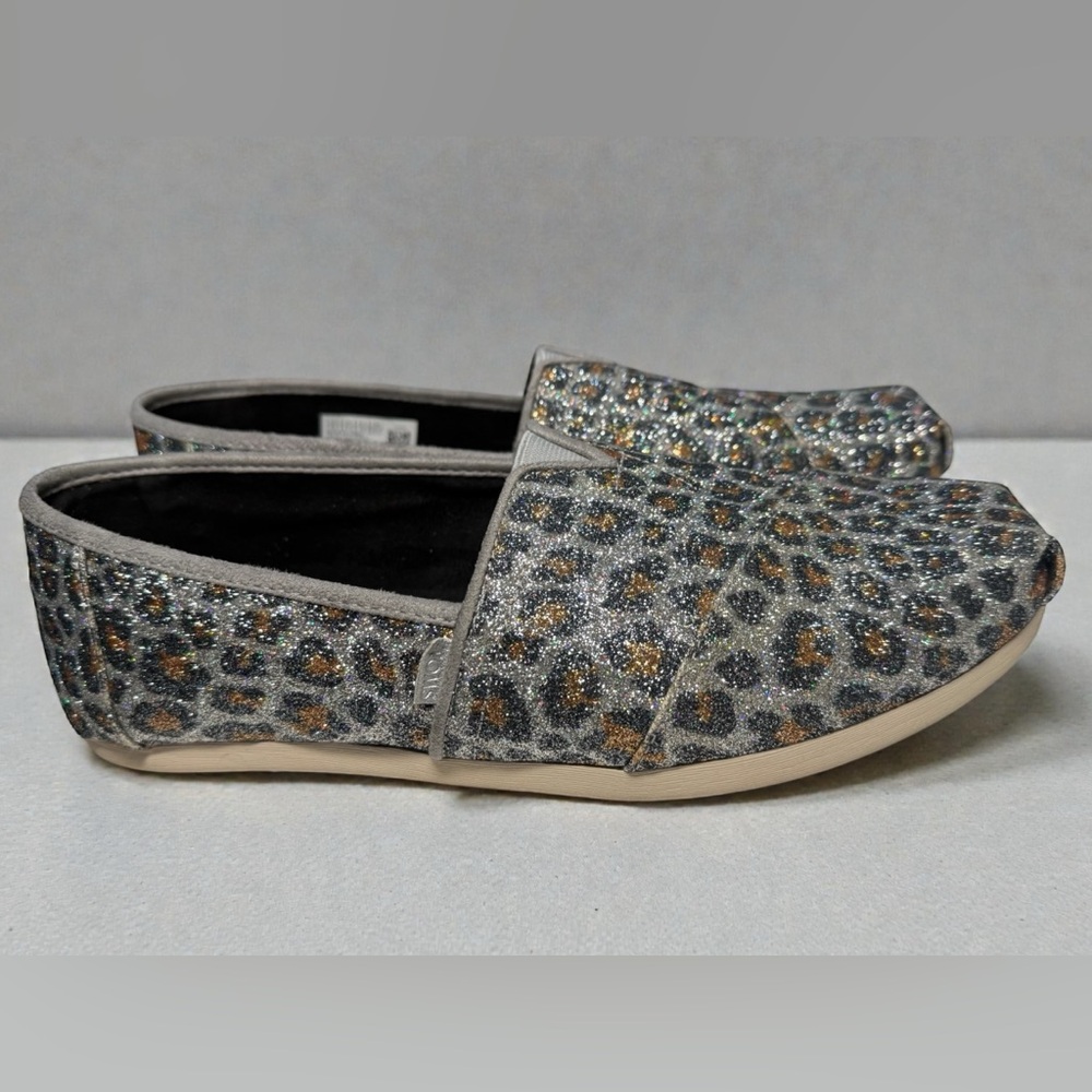 🩶🤎TOMS Classic Silver Glitter Cheetah Print ✨ Women’s Size 8.5 - Like New! - Picture 2 of 6